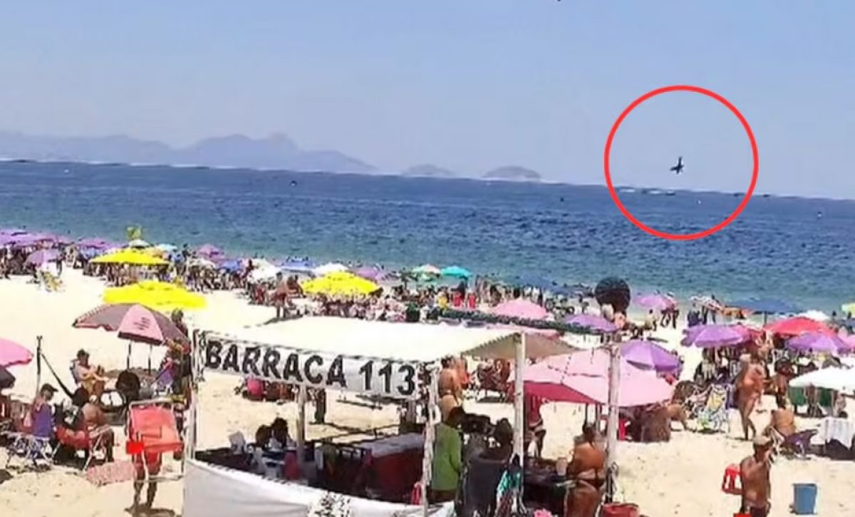 Una avioneta ultraligera dedicada a publicidad aérea se estrelló en el mar frente a la playa de Copacabana este sábado 27 de diciembre de 2025.