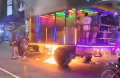 Una chiva turística se incendió en la avenida Amazonas, en el norte de Quito, durante la madrugada de este sábado 6 de diciembre de 2025.