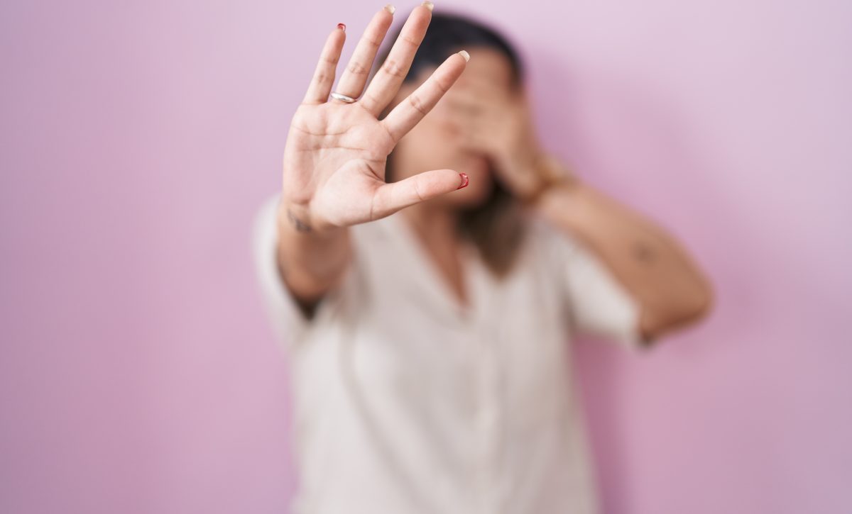 Una de cada tres mujeres en América enfrenta violencia física o sexual, alerta la OPS.