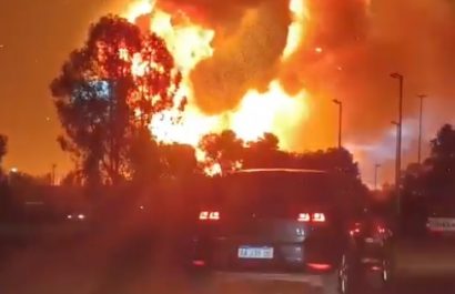 Una fuerte explosión seguida de un incendio se registró este viernes 14 de noviembre de 2025 en una fábrica ubicada en el complejo industrial de Spegazzini, en Ezeiza,