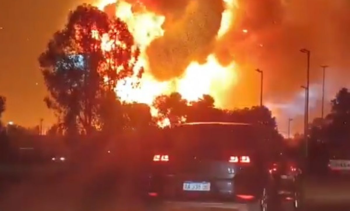 Una fuerte explosión seguida de un incendio se registró este viernes 14 de noviembre de 2025 en una fábrica ubicada en el complejo industrial de Spegazzini, en Ezeiza,