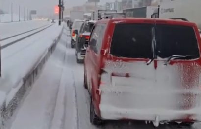 Una intensa tormenta de nieve causada por el ciclón Francis ha provocado un gigantesco atasco de varios kilómetros en la principal carretera de circunvalación de Moscú.