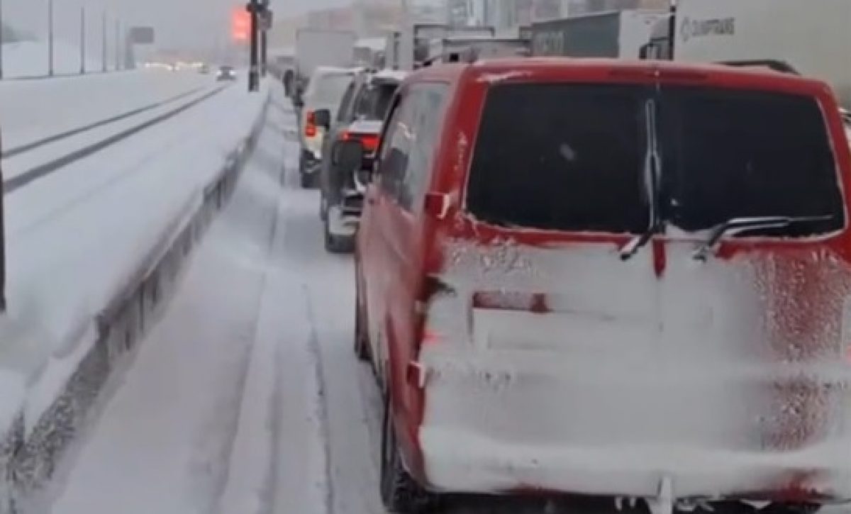 Una intensa tormenta de nieve causada por el ciclón Francis ha provocado un gigantesco atasco de varios kilómetros en la principal carretera de circunvalación de Moscú.