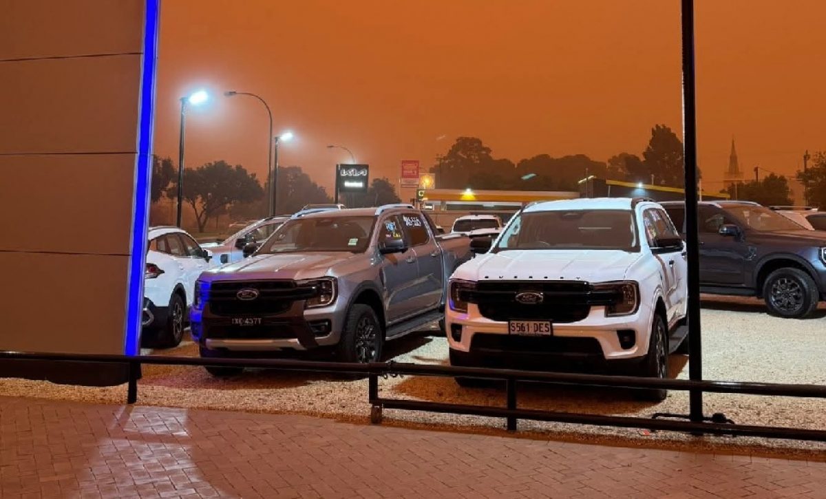 Una intensa tormenta de polvo azotó el sureste de Australia cubriendo ciudades como Sídney y Orroroo con un cielo naranja.