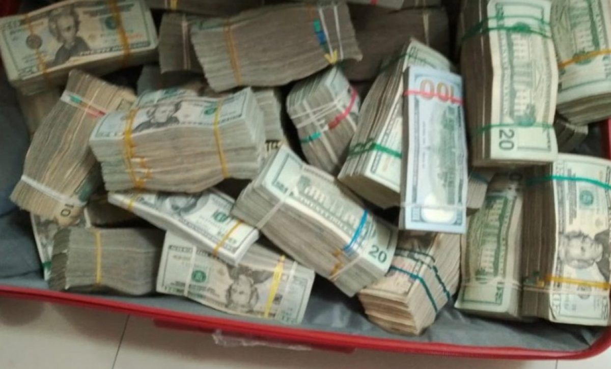 Una maleta llena de fajos de dinero se descubrió en la vivienda de una agente policial en servicio activo durante un allanamiento.