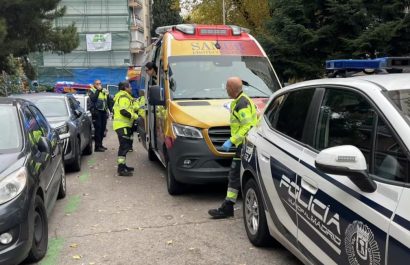 Una mujer española, de 48 años, falleció tras arrojarse desde un décimo piso junto a sus gemelos de tres años en el distrito de Ciudad Lineal, en Madrid, España.