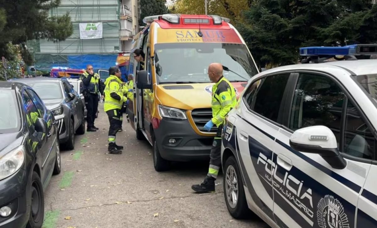 Una mujer española, de 48 años, falleció tras arrojarse desde un décimo piso junto a sus gemelos de tres años en el distrito de Ciudad Lineal, en Madrid, España.