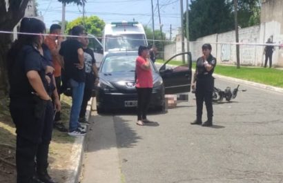Una mujer policía, quien regresaba de realizar compras para la Nochebuena se convirtió en víctima de un intento de asalto por parte de dos delincuentes en moto.