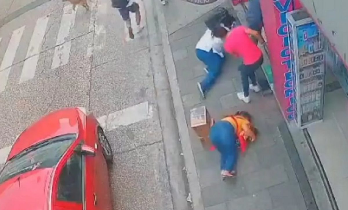 Una mujer que caminaba con su bebé en un canguro murió tras ser alcanzada por una bala perdida durante una persecución policial