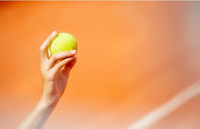 Una pelota sujetada por un recogepelotas. FOTO: Europa Press.