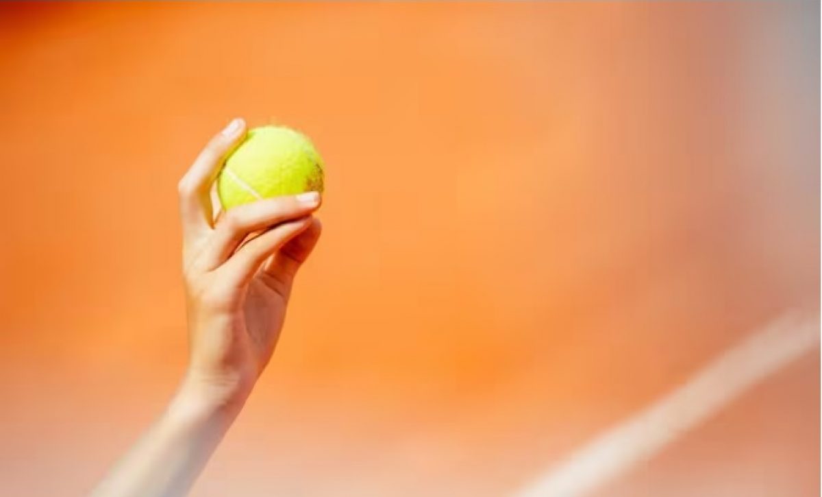 Una pelota sujetada por un recogepelotas. FOTO: Europa Press.