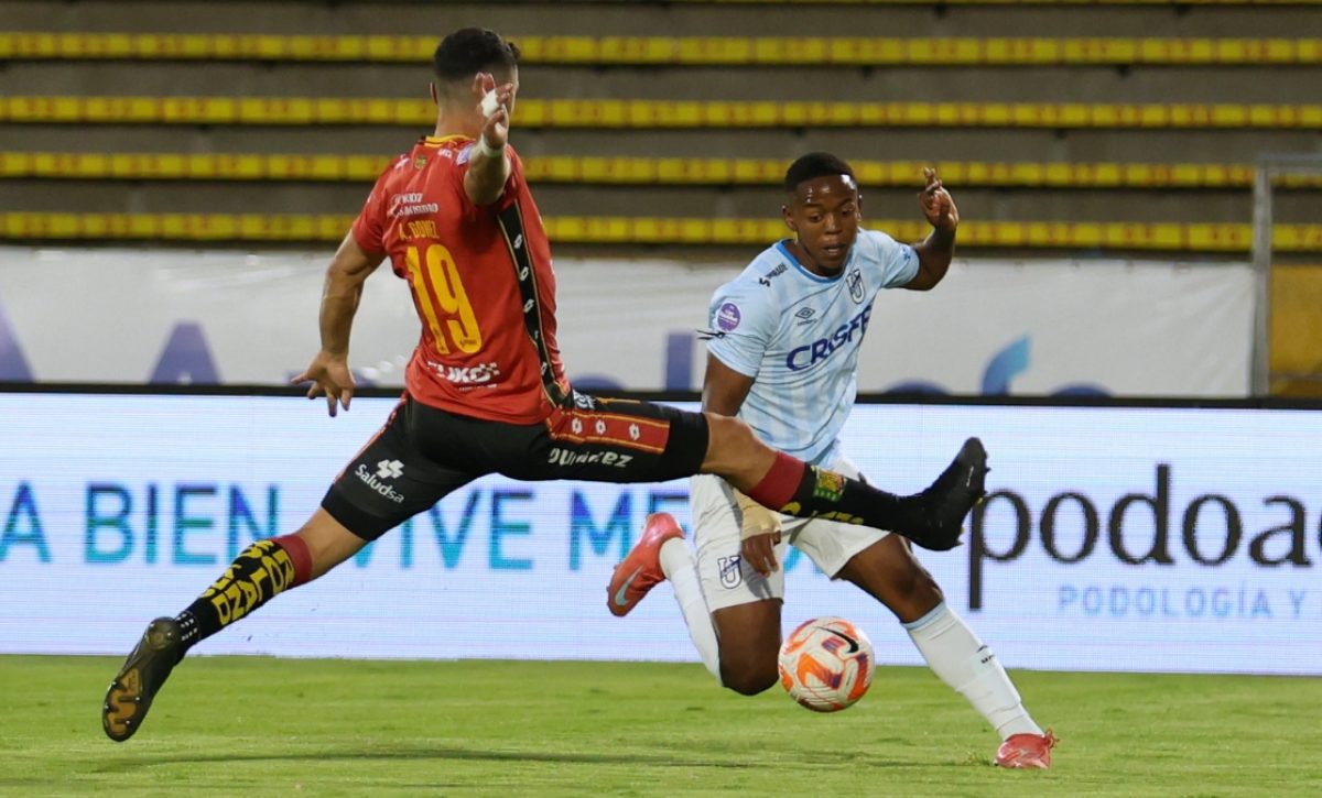 Universidad Católica asegura hexagonal y torneo internacional tras vencer 2-1 a Deportivo Cuenca. (API)