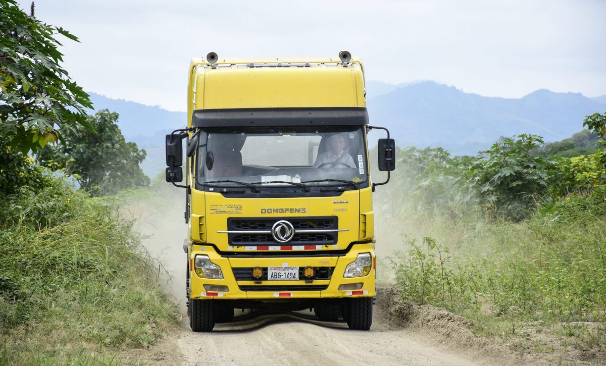Por la vía Colón -Quimís circulan hasta vehículos pesados que han deteriorado más la carretera.