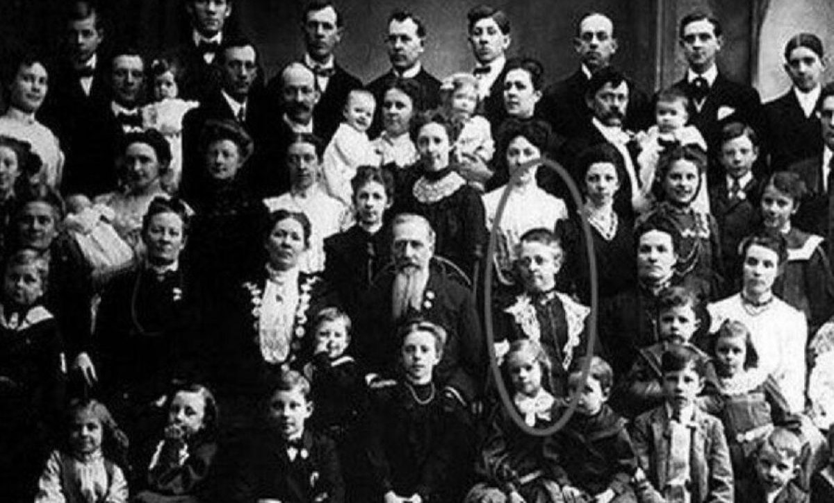 Valentina Vassilyev, una mujer rusa del siglo XVIII, es reconocida por el Libro de los Récords Guinness como la madre con el mayor número de hijos en la historia.