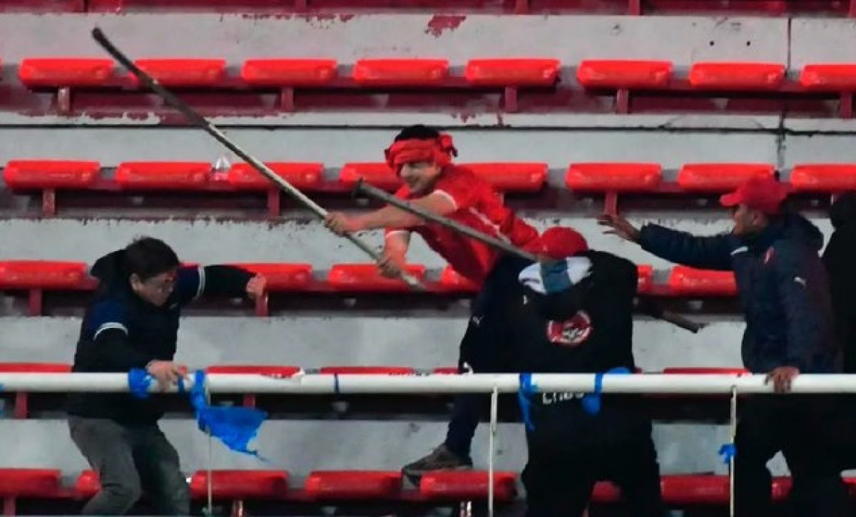 Varios hinchas resultaron heridos al ser atacados salvajemente en el estadio Libertadores de América en Avellaneda.