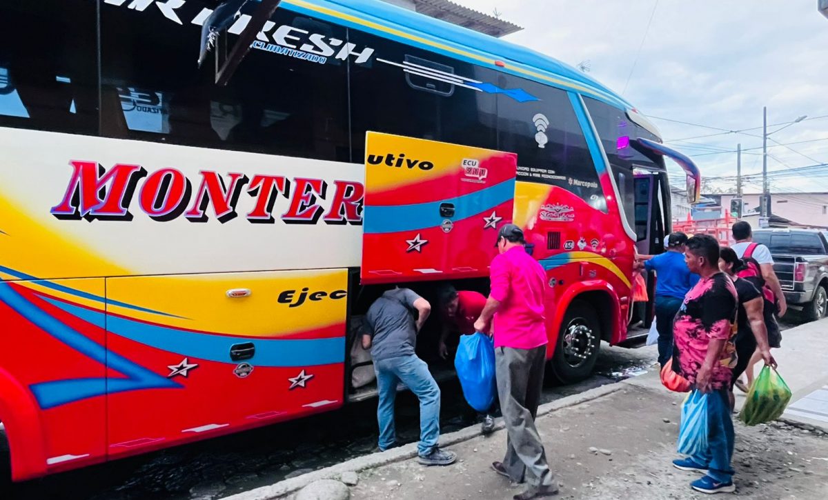 Vecinos denuncian problemas de agua servida y huecos en la parada intra-cantonal de La Concordia