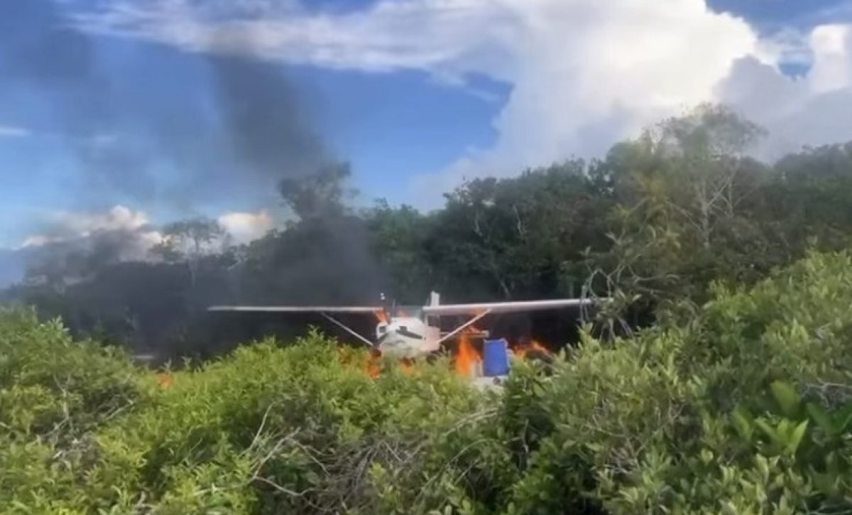 La avioneta realizó un aterrizaje de emergencia.