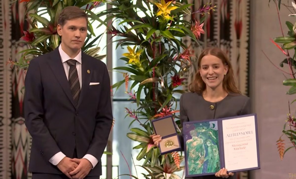 La hija de la opositora María Corina Machado recibe en su nombre el Premio Nobel de la Paz.