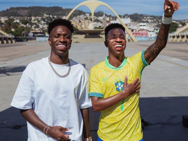 Vinícius Júnior celebra su estatua de cera en Río de Janeiro