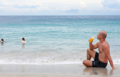 Vive unas vacaciones seguras Descubre los tres peligros invisibles de la playa y cómo evitarlos