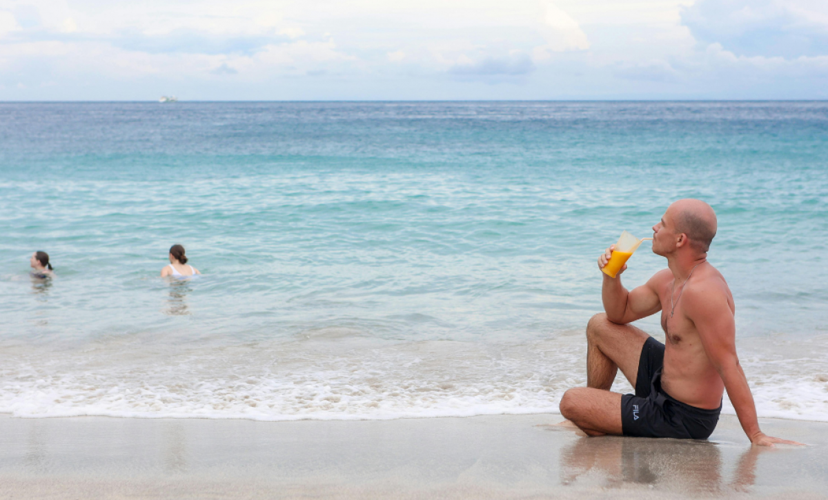 Vive unas vacaciones seguras Descubre los tres peligros invisibles de la playa y cómo evitarlos