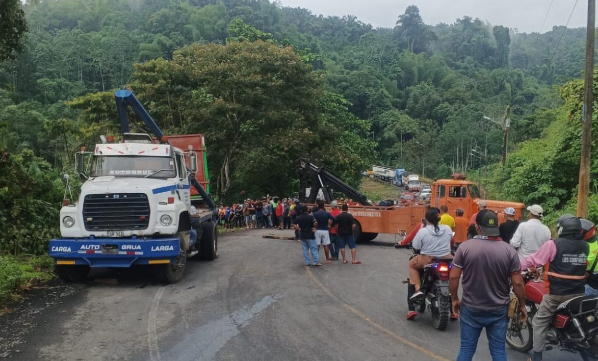 Vuelco de camión deja dos muertos en la vía El Carmen – Buena Fe