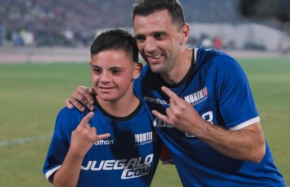 Walter Montillo y su hijo Santino en el partido de despedida.