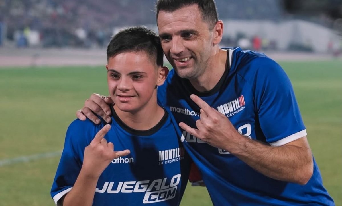 Walter Montillo y su hijo Santino en el partido de despedida.