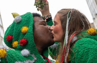 Washington D.C., capital de Estados Unidos estableció un nuevo récord mundial al reunir a 1.435 parejas para un beso simultáneo.