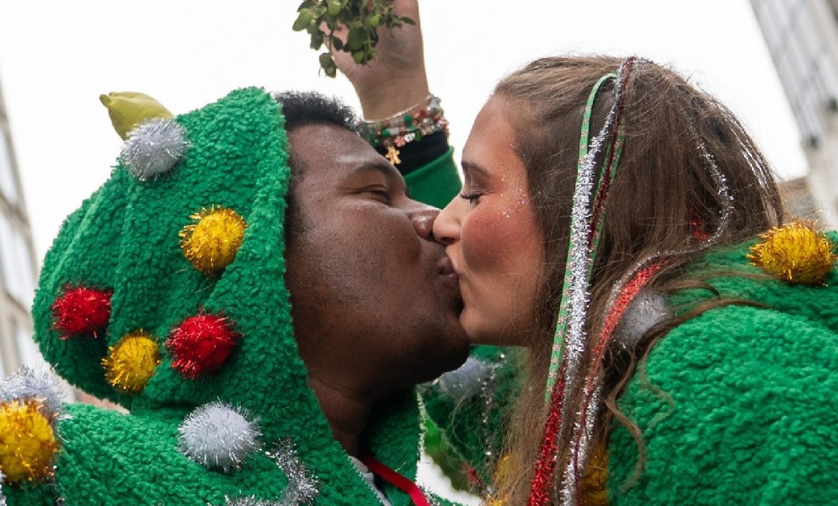 Washington D.C., capital de Estados Unidos estableció un nuevo récord mundial al reunir a 1.435 parejas para un beso simultáneo.