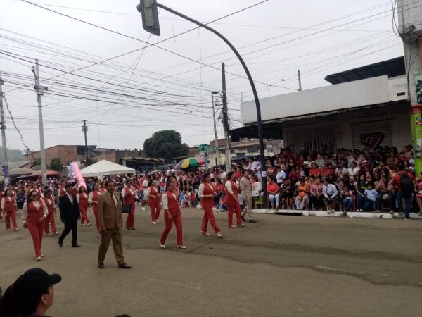 Chone celebró sus 131 años con un desfile lleno de color, música y tradición