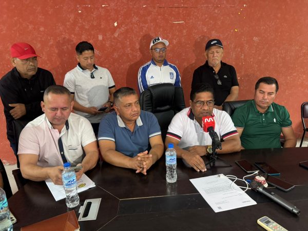 Más de 3.000 taxis paralizados en Manta por suspensión de matriculación y revisión vehicular