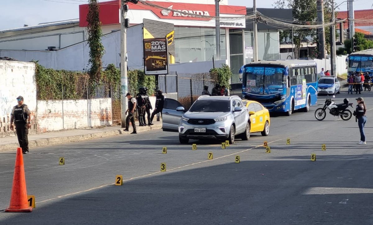 Ataque armado en Manta: un hombre asesinado, heridos y vehículos impactados por disparos