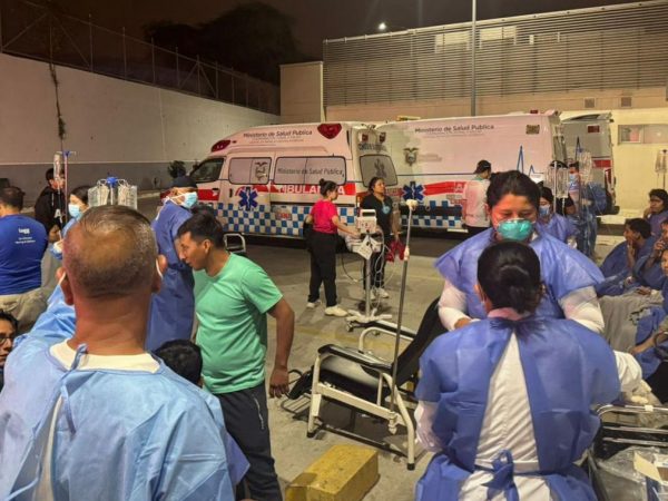 Fuga de amoníaco en Montecristi: decenas intoxicados y atención de emergencia en exteriores del hospital