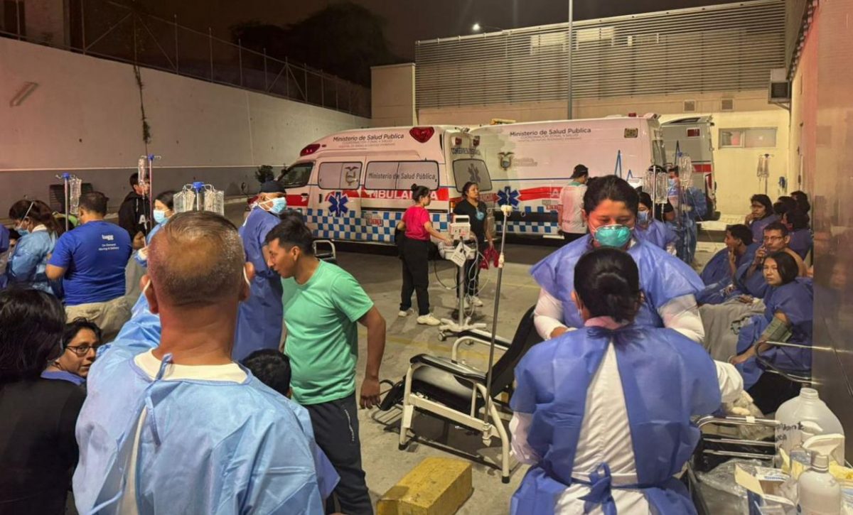Fuga de amoníaco en Montecristi: decenas intoxicados y atención de emergencia en exteriores del hospital