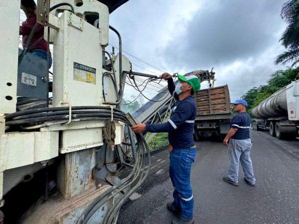 Wilson Erazo y Johana Núñez exponen criterios sobre contratos y mantenimiento en la vía Alóag–Santo Domingo