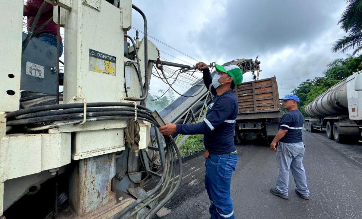 Wilson Erazo y Johana Núñez exponen criterios sobre contratos y mantenimiento en la vía Alóag–Santo Domingo