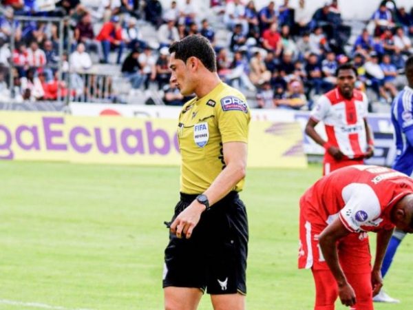 Yerson Zambrano expulsó a dos jugadores del Técnico Universitario ante Emelec
