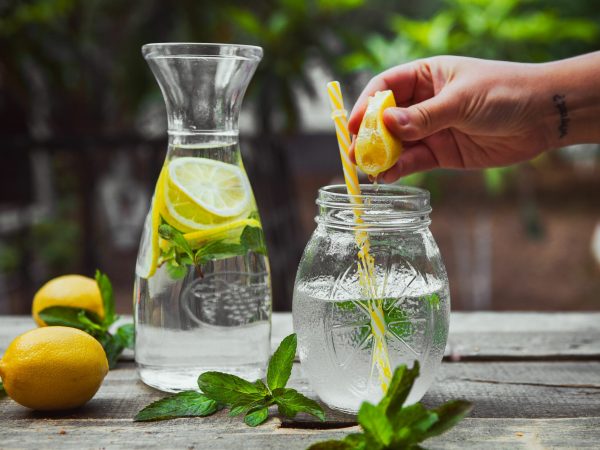 Beneficios reales del agua con limón en ayunas según expertos en salud
