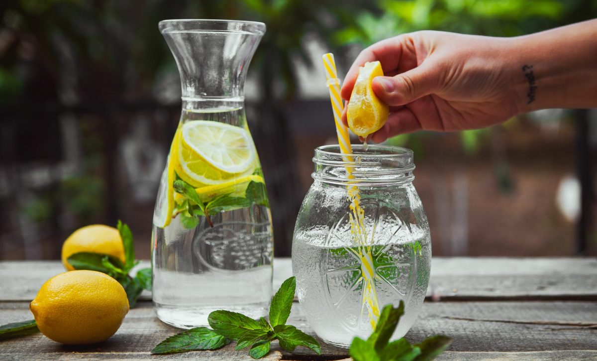 Beneficios reales del agua con limón en ayunas según expertos en salud