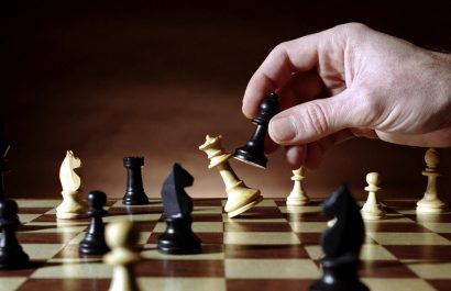 Talibanes prohíben el ajedrez en Afganistán por considerarlo juego de apuestas