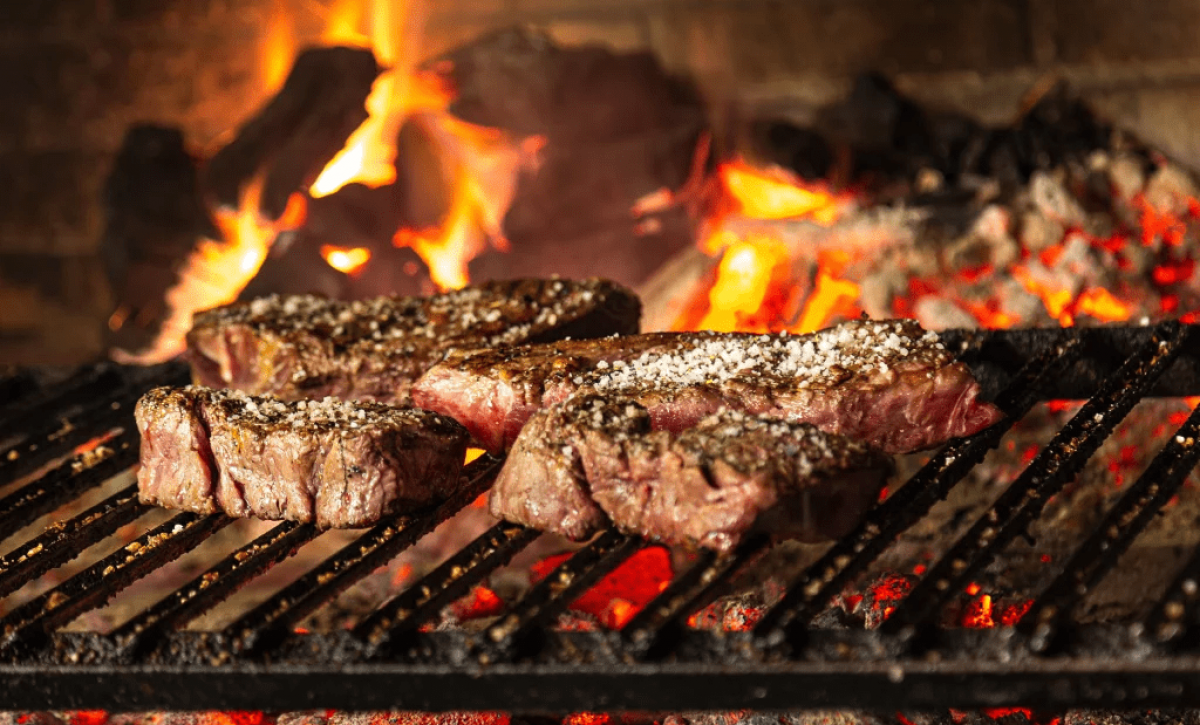 ¿Comer carne asada te puede enfermar? Esto dicen los expertos