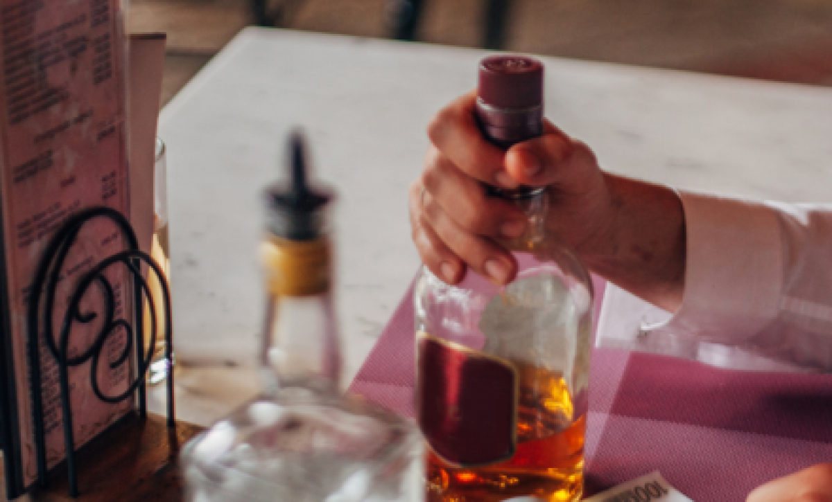 Ministerio de Sanidad reporta fallecidos y ceguera por bebidas con metanol en Kuwait