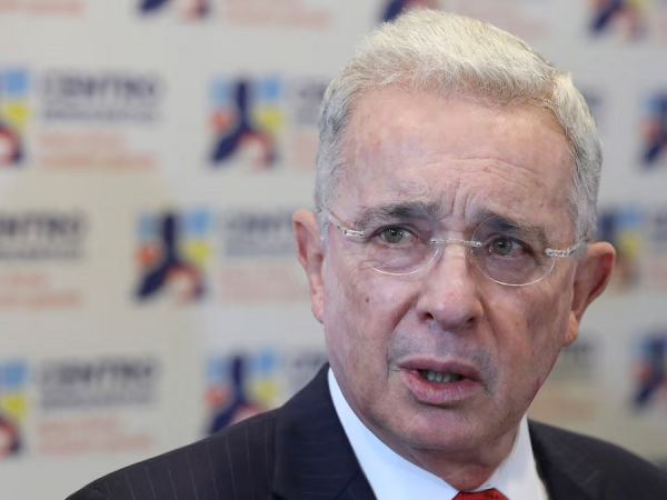 “Cada minuto lo dedicaré a luchar por la libertad”: Álvaro Uribe reaparece tras salir de prisión