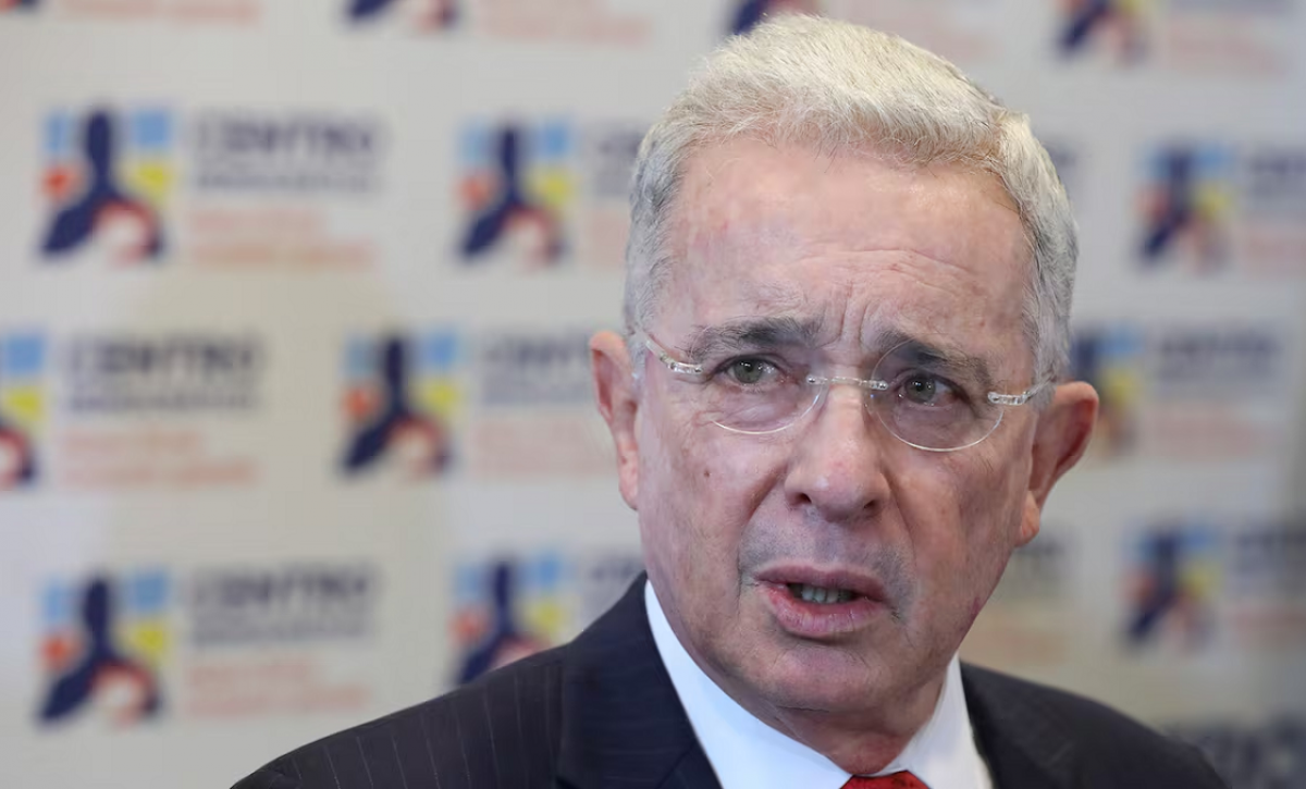 “Cada minuto lo dedicaré a luchar por la libertad”: Álvaro Uribe reaparece tras salir de prisión