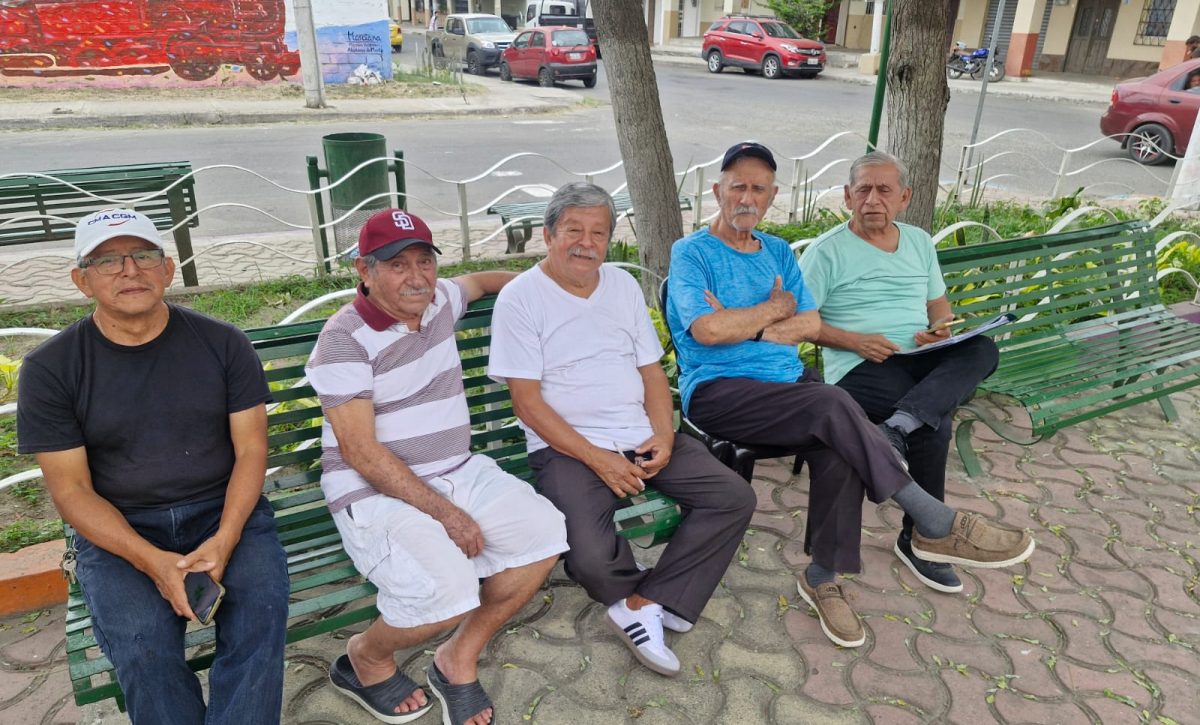 Wilson López, Manuel Mendoza, Raúl López, Gerardo Barberán y Guillermo Mendoza, moradores del barrio Córdova, participan en un taller del Departamento de Vinculación de la Universidad Eloy Alfaro para revivir las historias del sector.