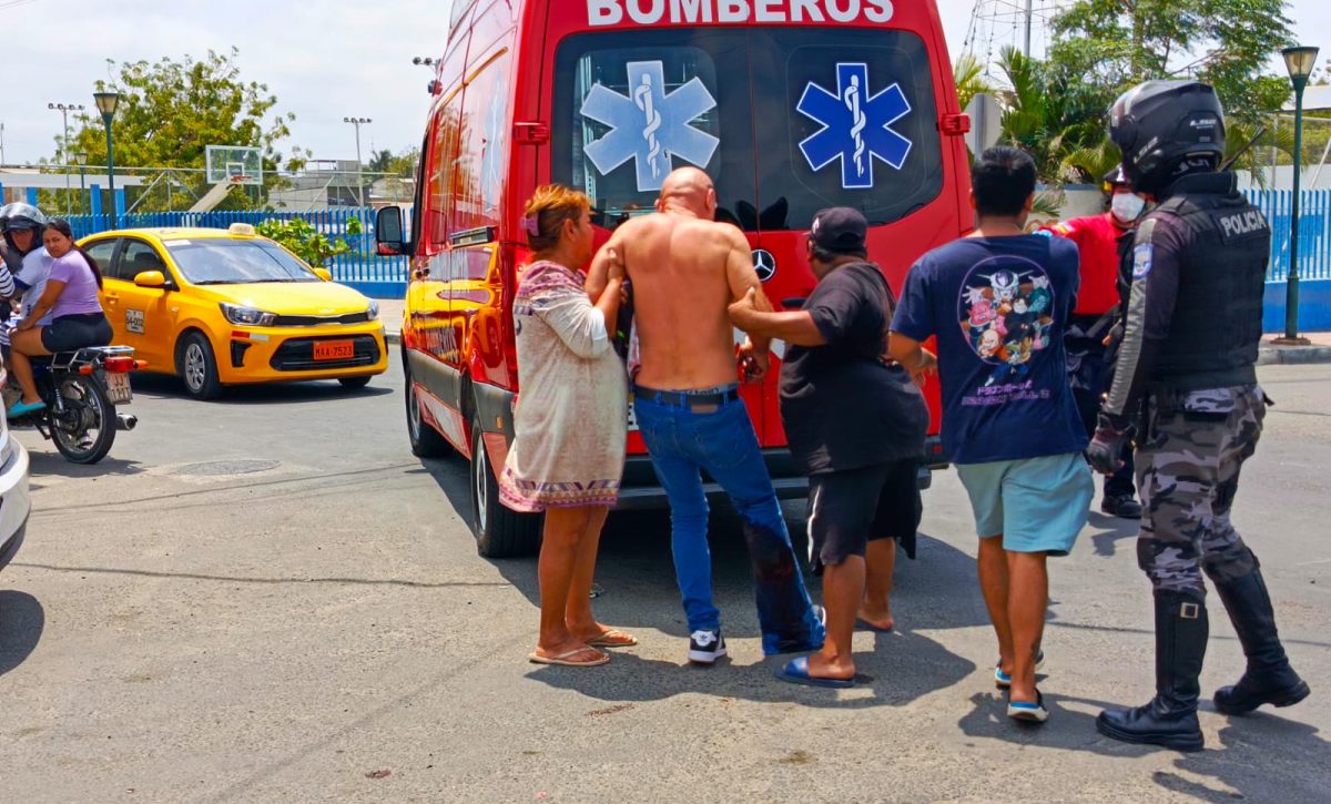Bomberos ejecutan un protocolo de seguridad para llegar a una escena de crimen violento.