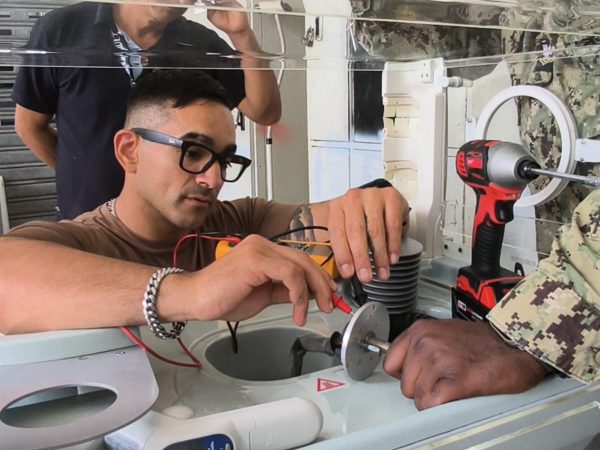 Personal del buque realizó mantenimiento a varios equipos del hospital.