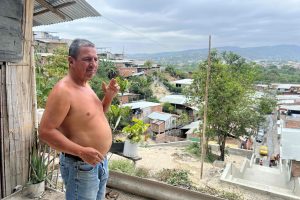 Carlos Ávila, vive en una zona de riesgo, en la ciudadela Fátima  y espera ser uno de los beneficiados.