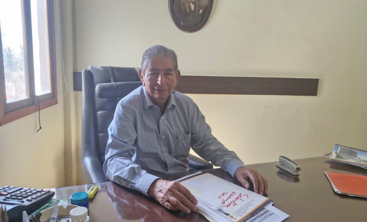 César Delgado Otero, nacido en Manta en 1933, es un ingeniero civil que cursó sus estudios superiores en Estados Unidos.